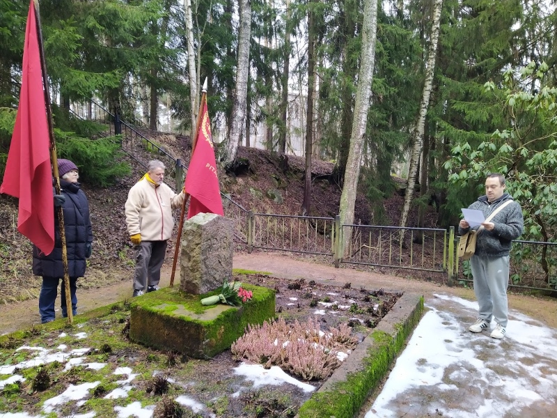 Tammisunnuntaina punaisten muistomerkillä Haagassa